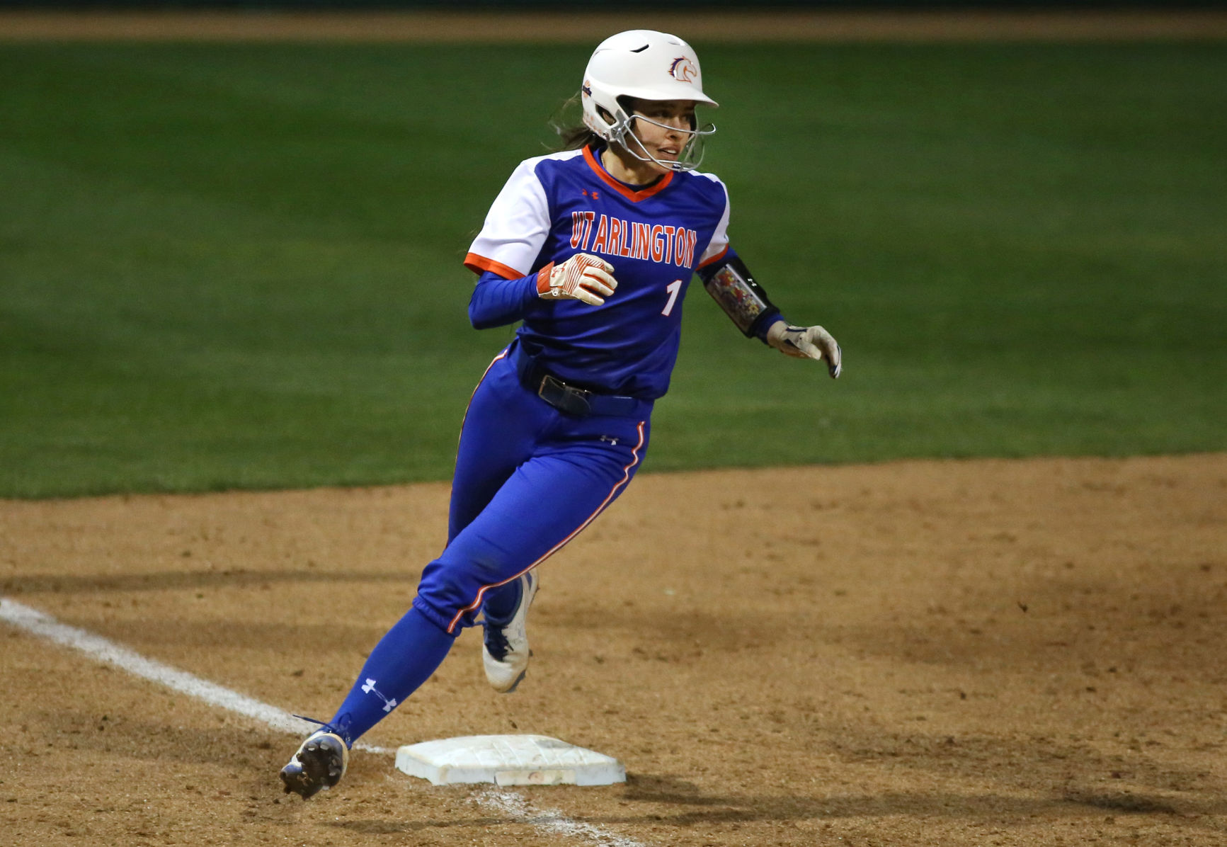 UTA softball splits doubleheader in 2019 Maverick Invitational
